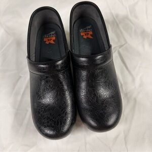 Dansko floral embossed leather women’s 9.5-10 (40) Black Embossed Clogs